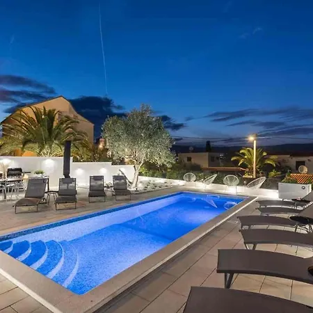 In Arbanija With Terrace, Air Conditioning, Wifi 5139-4 * Traù