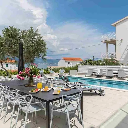 In Arbanija With Terrace, Air Conditioning, Wifi 5139-4 Traù