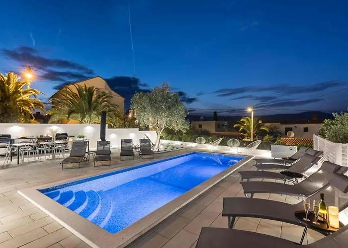 In Arbanija With Terrace, Air Conditioning, Wifi 5139-4 * Trogir