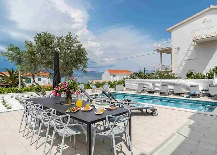 In Arbanija With Terrace, Air Conditioning, Wifi 5139-4 Trogir