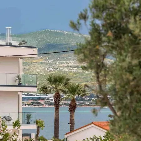 In Arbanija With Terrace, Air Conditioning, Wifi 5139-4 * Traù