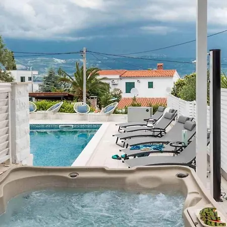 In Arbanija With Terrace, Air Conditioning, Wifi 5139-4 شقة *