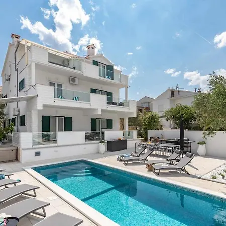 In Arbanija With Terrace, Air Conditioning, Wifi 5139-4 شقة تروغير